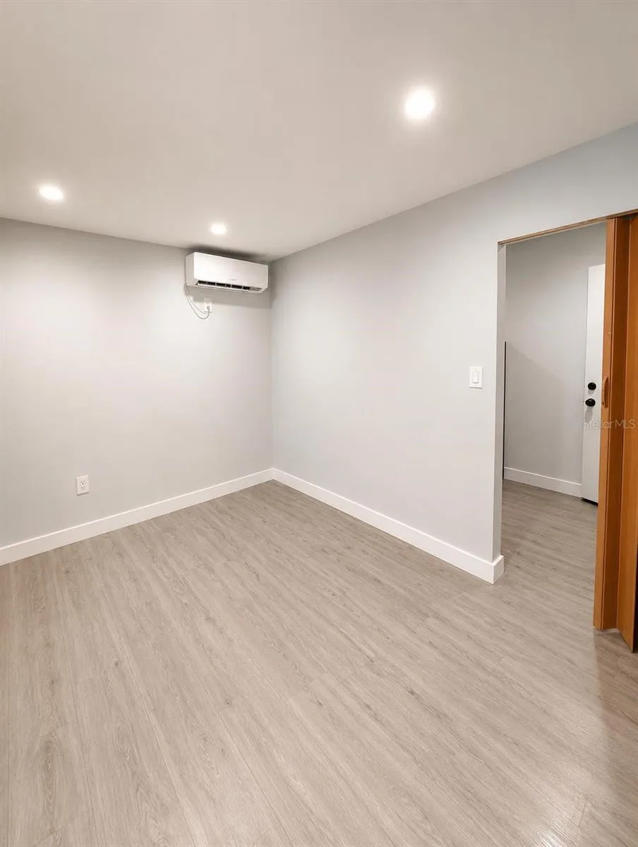 2109 E NAVAJO AVENUE Tampa, FL 33612