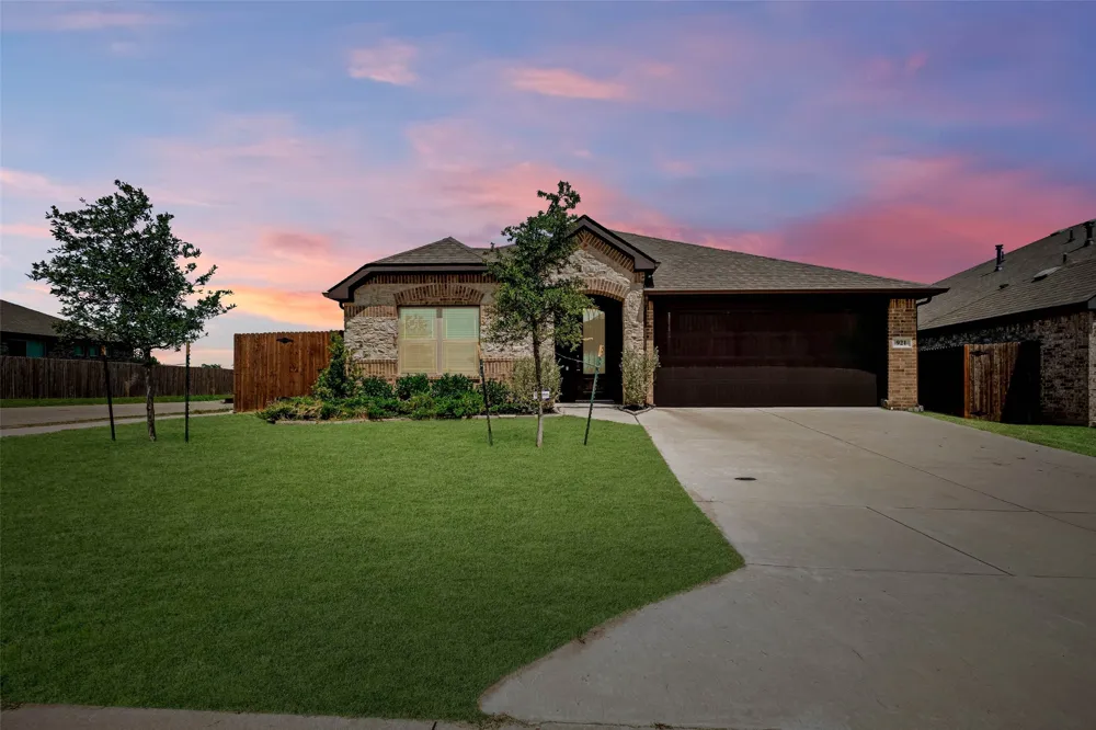 921 Amberwood Drive Godley, TX 76044