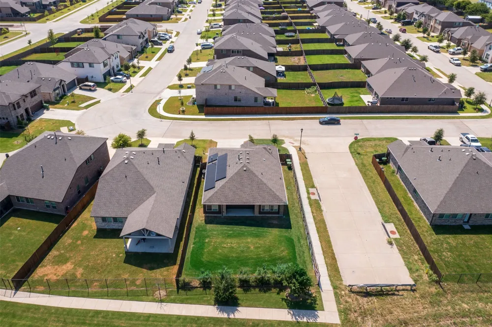 921 Amberwood Drive Godley, TX 76044