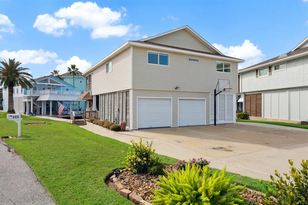 223 Easterly Drive Tiki Island, TX 77554