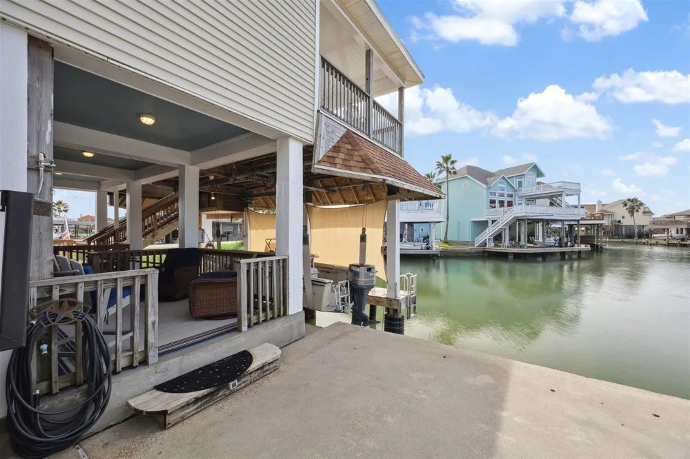 223 Easterly Drive Tiki Island, TX 77554