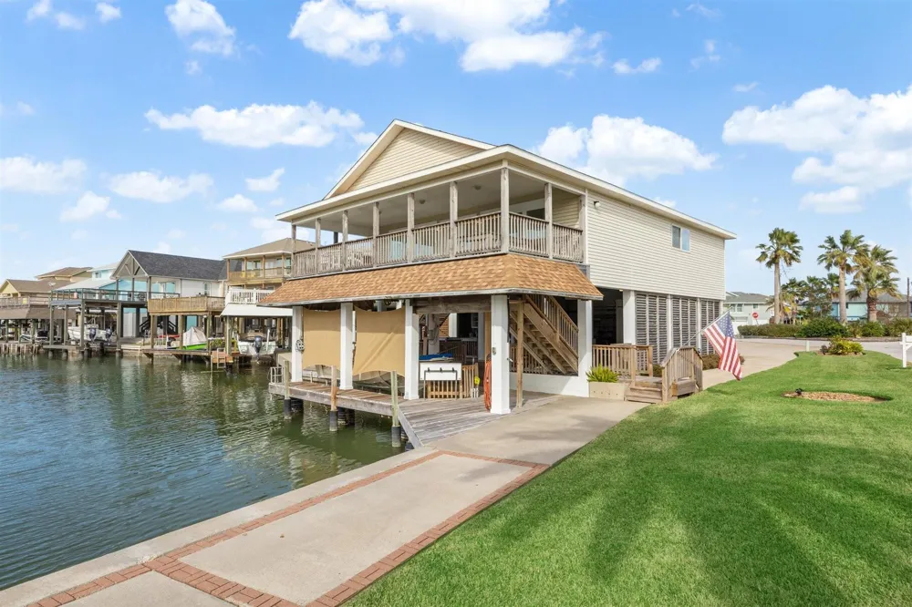223 Easterly Drive Tiki Island, TX 77554