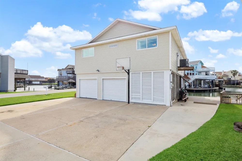 223 Easterly Drive Tiki Island, TX 77554