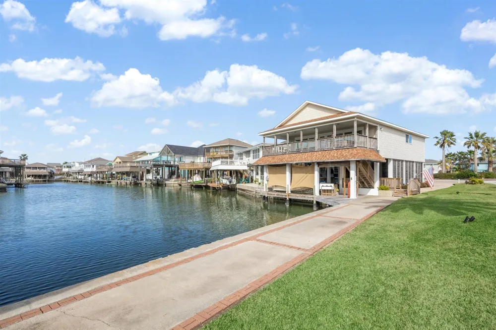 223 Easterly Drive Tiki Island, TX 77554
