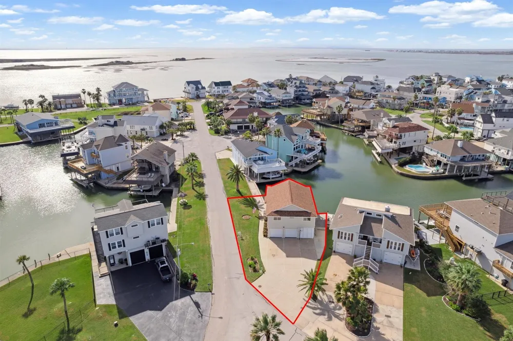 223 Easterly Drive Tiki Island, TX 77554