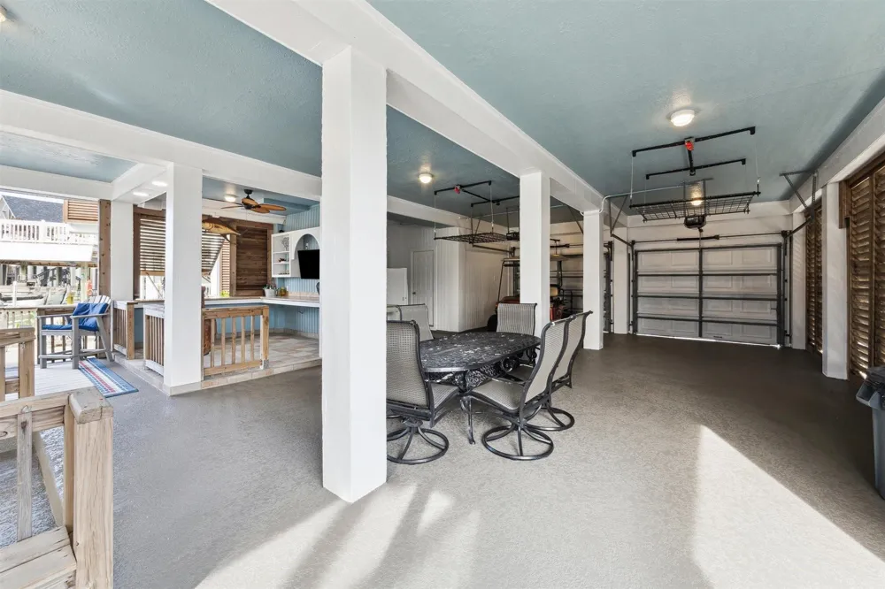 223 Easterly Drive Tiki Island, TX 77554