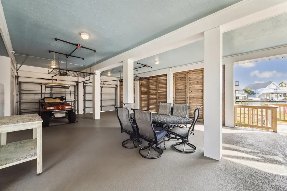 223 Easterly Drive Tiki Island, TX 77554