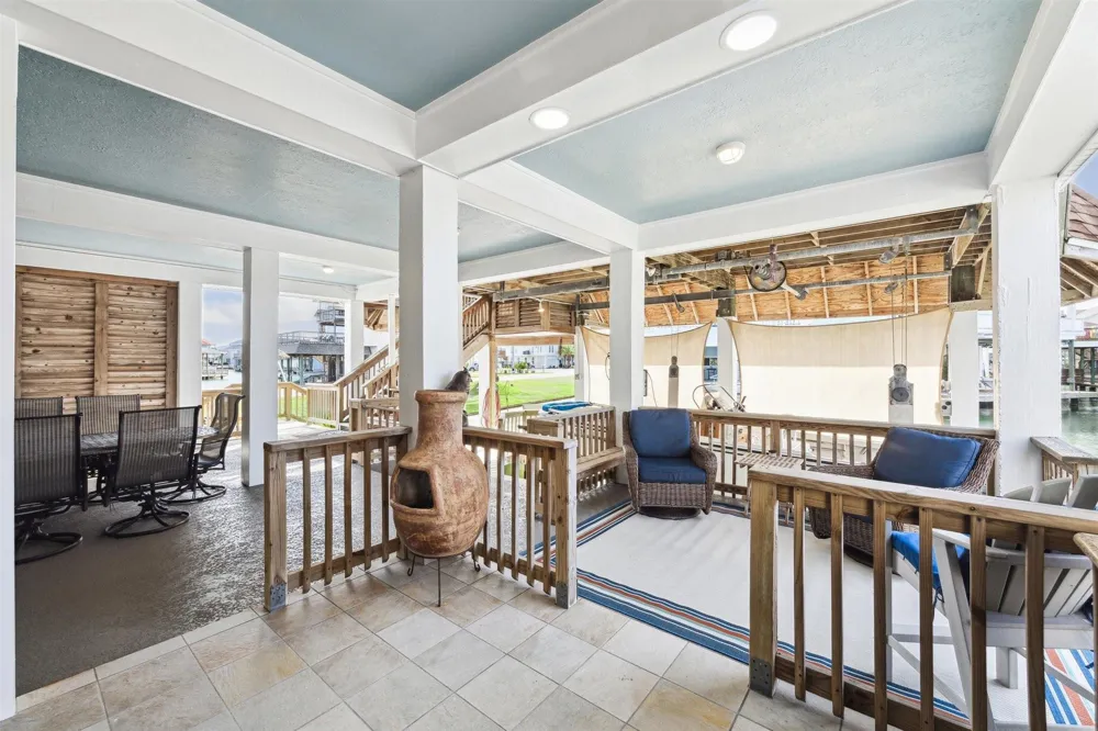 223 Easterly Drive Tiki Island, TX 77554