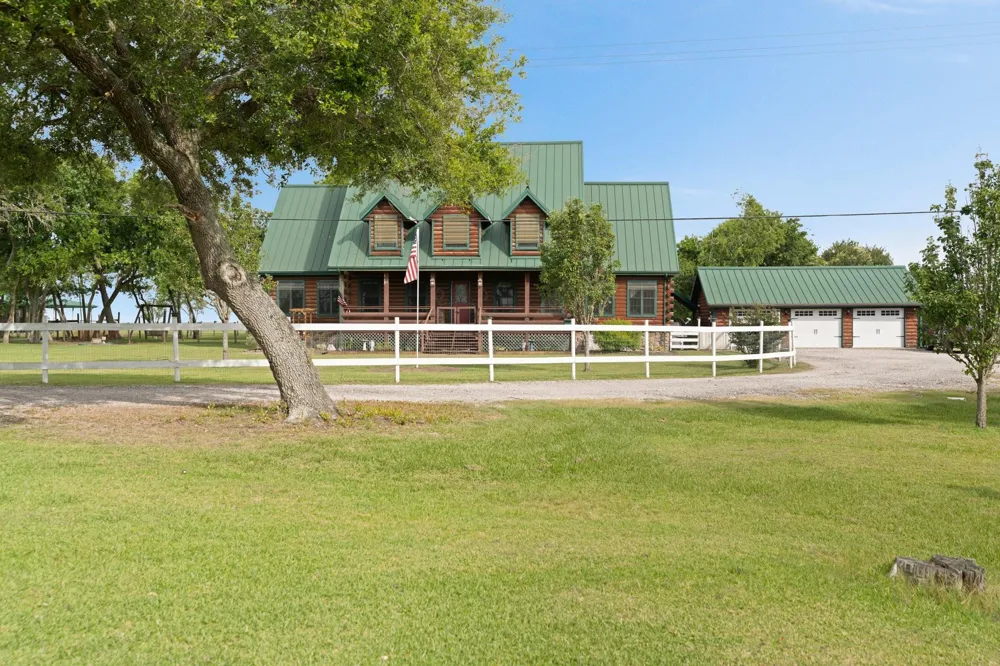 8226 Fm 2354 Beach City, TX 77523