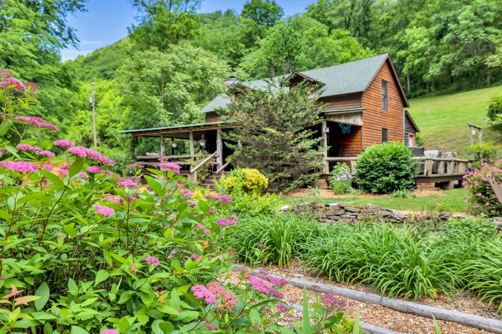 28 Bussell Ln Gordonsville, TN 38563