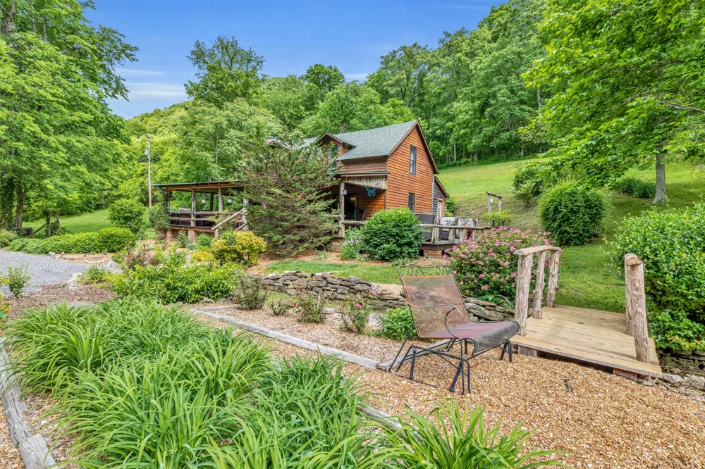 28 Bussell Ln Gordonsville, TN 38563
