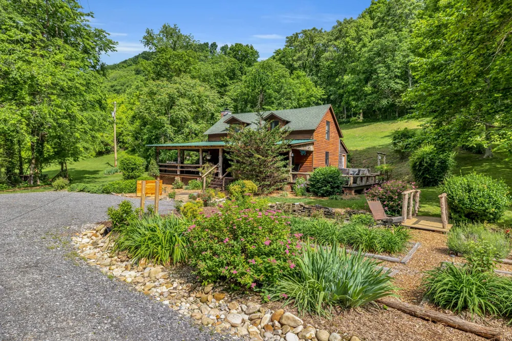 28 Bussell Ln Gordonsville, TN 38563
