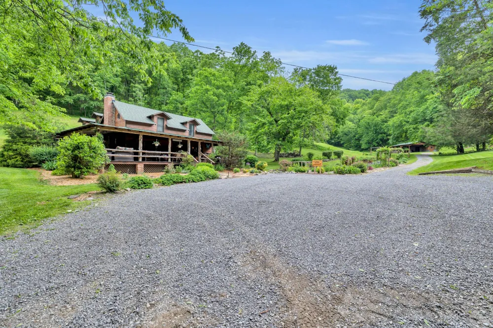 28 Bussell Ln Gordonsville, TN 38563