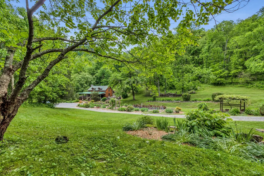 28 Bussell Ln Gordonsville, TN 38563