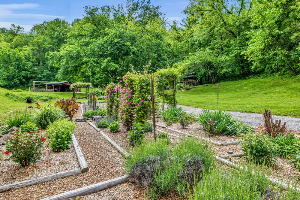 28 Bussell Ln Gordonsville, TN 38563