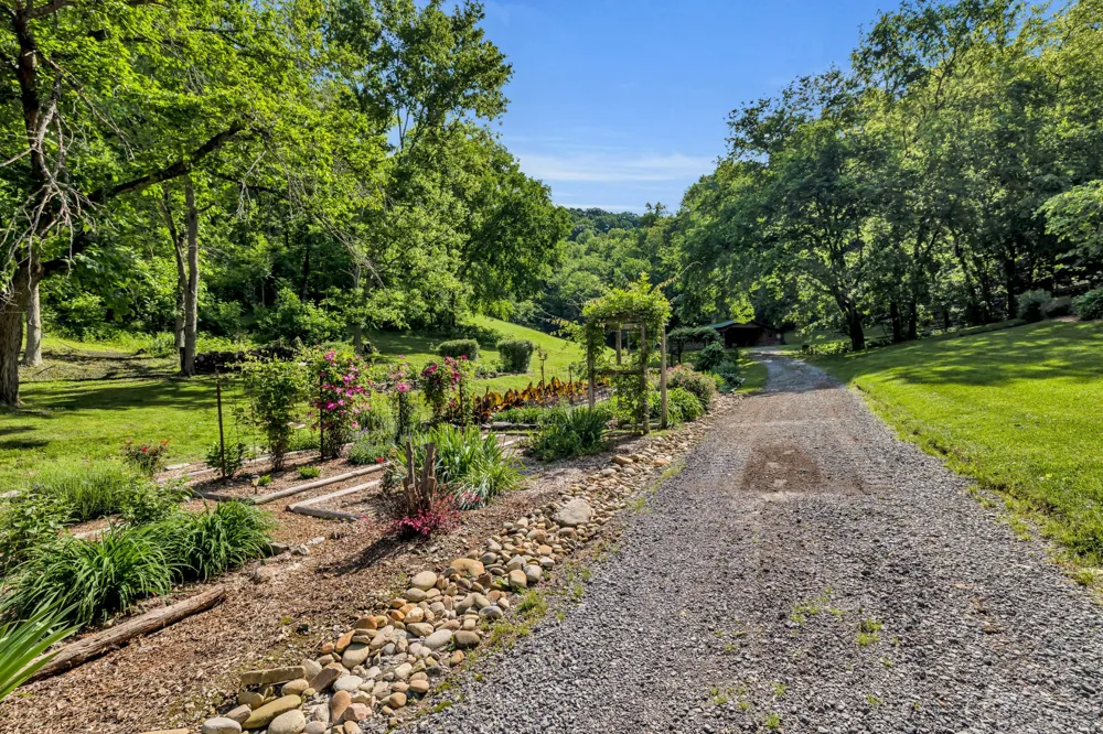 28 Bussell Ln Gordonsville, TN 38563