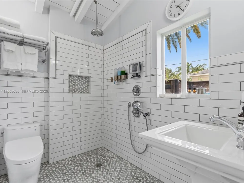 3721 NE 15th Ave Oakland Park, FL 33334