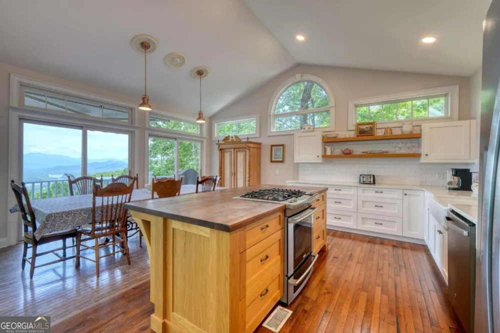 860 Ramey Mountain RD Hiawassee, GA 30546