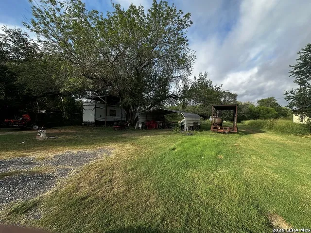 208 S Dickson Poth, TX 78147