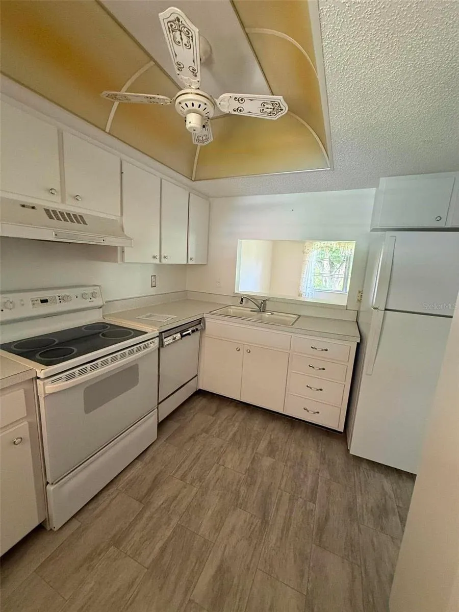 2536 CLUBHOUSE CIRCLE #202 Sarasota, FL 34232