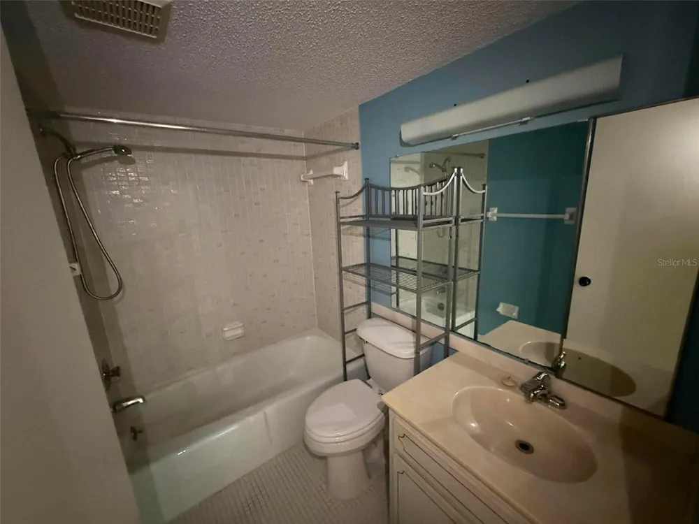 2536 CLUBHOUSE CIRCLE #202 Sarasota, FL 34232
