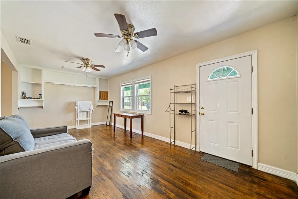 809 E Shelton Street Kingsville, TX 78363
