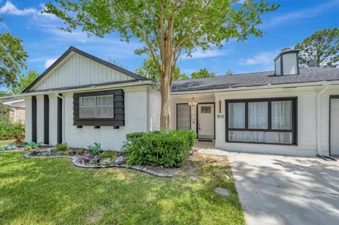 910 Beachcomber Lane