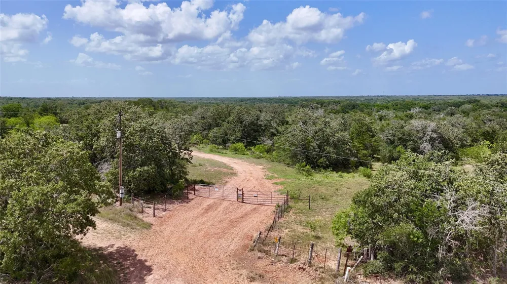 Cr 420 Waelder, TX 78959