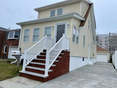 548 E Broadway