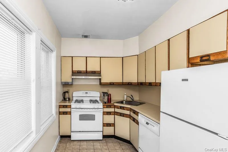 548 E Broadway Long Beach, NY 11561