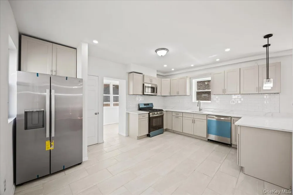 4084 Seton Avenue Bronx, NY 10466