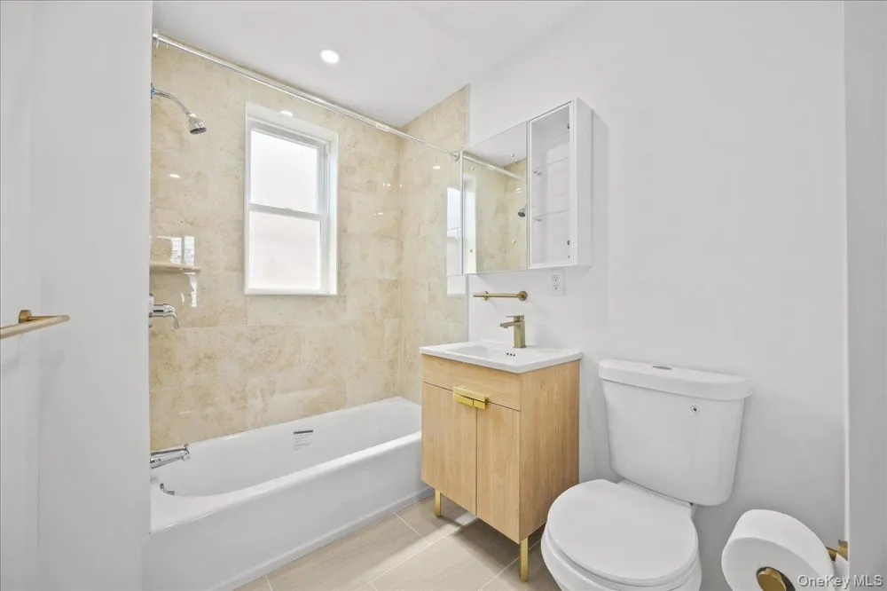 4084 Seton Avenue Bronx, NY 10466