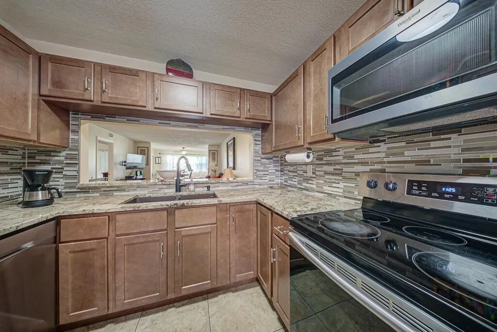 7650 Tahiti Lane #105 Lake Worth, FL 33467