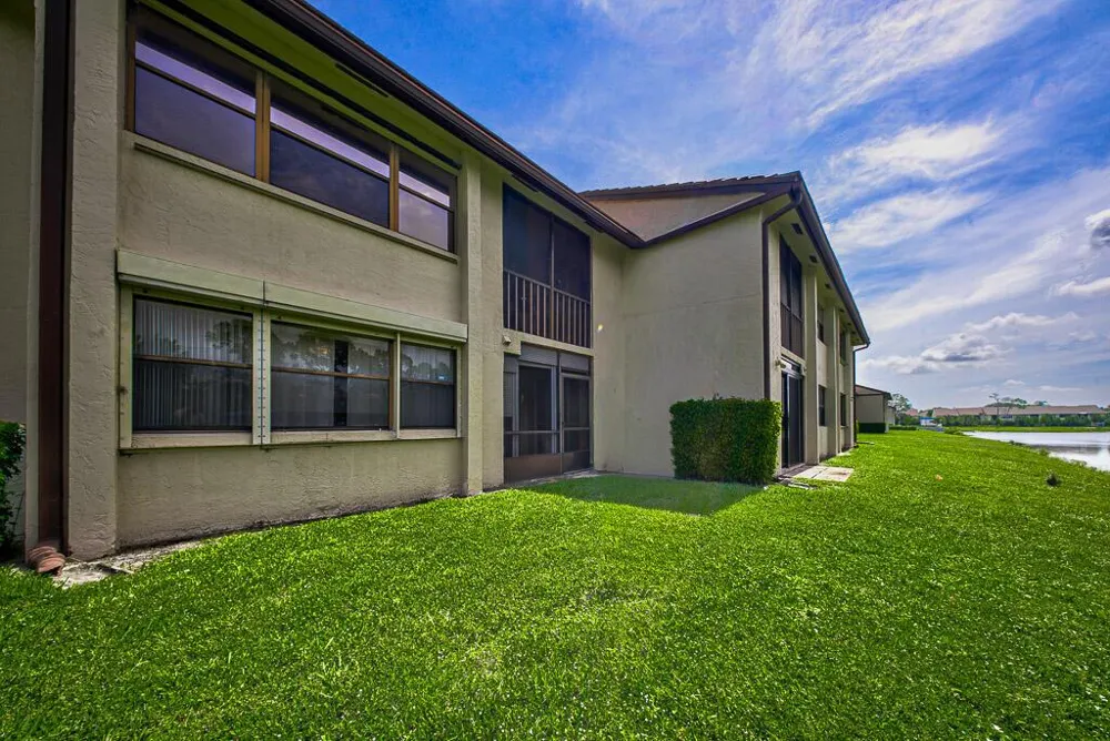 7650 Tahiti Lane #105 Lake Worth, FL 33467