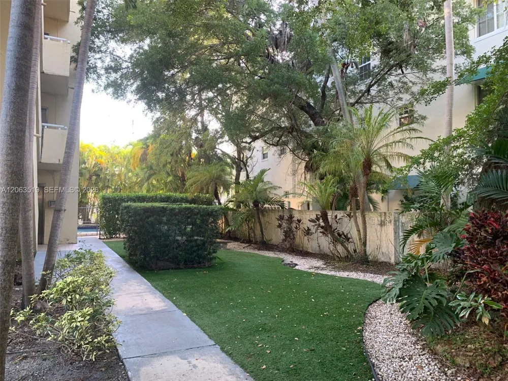 5839 SW 74th Ter #201 South Miami, FL 33143