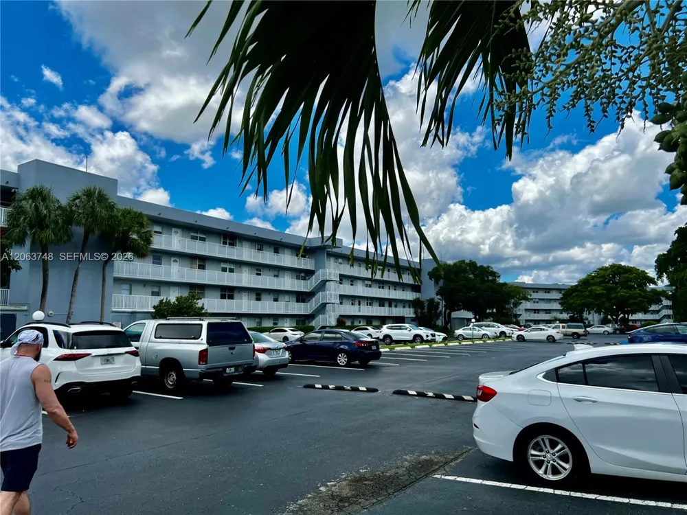 111 Royal Park Dr #1F Oakland Park, FL 33309