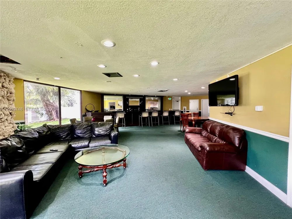 111 Royal Park Dr #1F Oakland Park, FL 33309