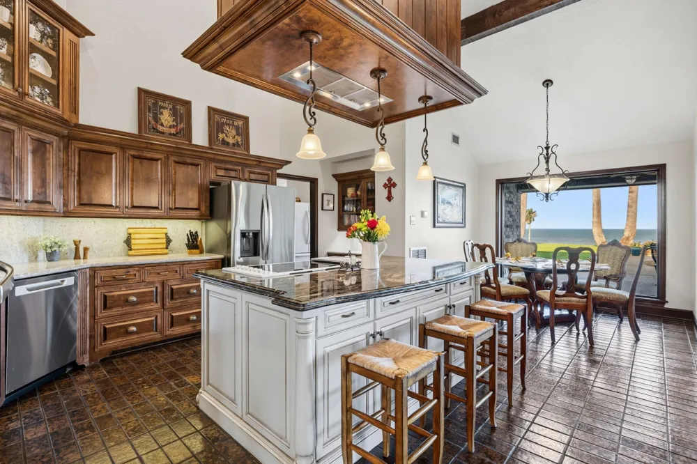 11212 Cedar Gully Road Beach City, TX 77523