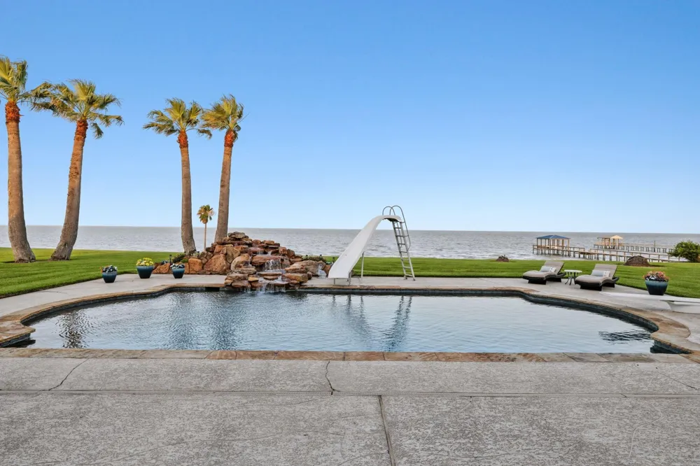 11212 Cedar Gully Road Beach City, TX 77523