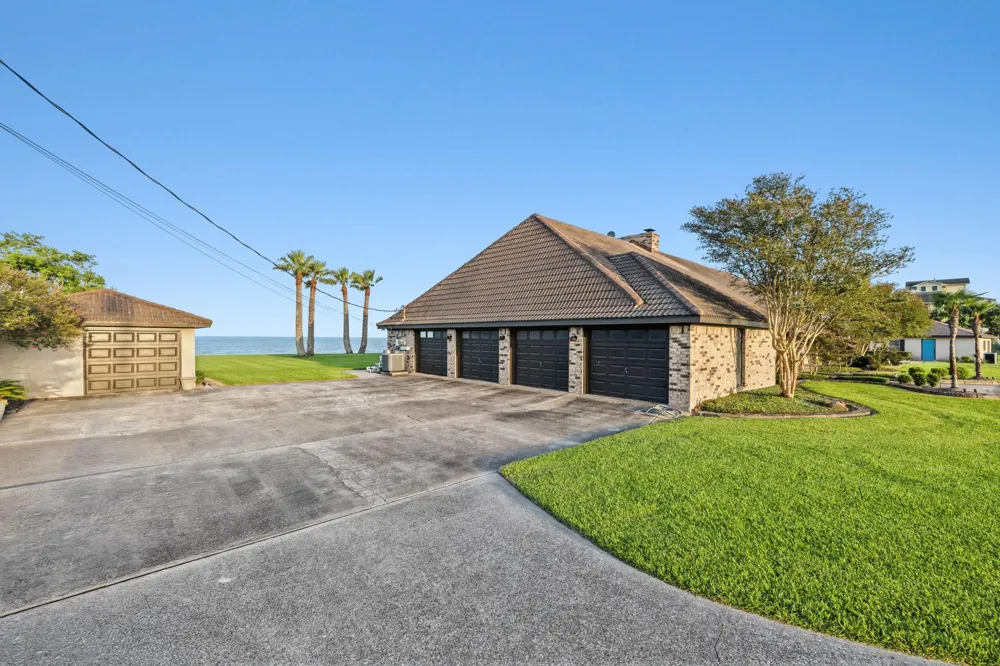11212 Cedar Gully Road Beach City, TX 77523