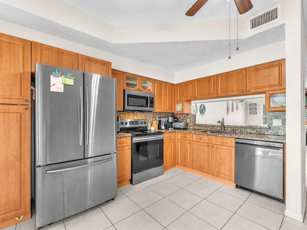 9850 NW 57TH Manor Coral Springs, FL 33076