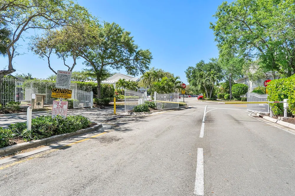 9850 NW 57TH Manor Coral Springs, FL 33076