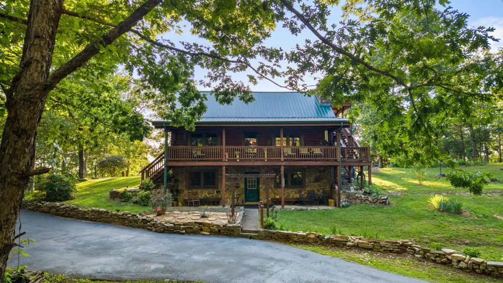 863 Porch Rock Road Pikeville, TN 37367