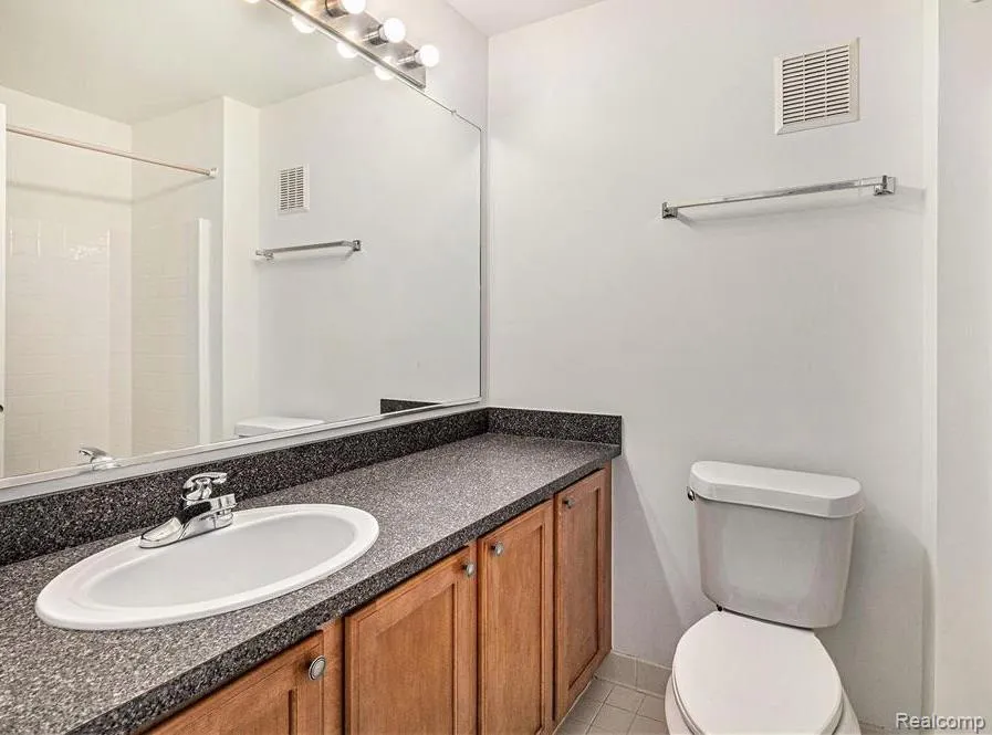 13210 Addington Dr Drive Commerce Charter Township, MI 48390