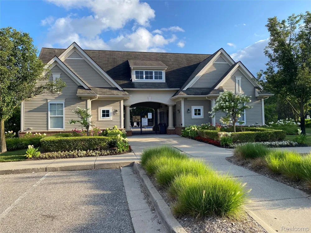 13210 Addington Dr Drive Commerce Charter Township, MI 48390