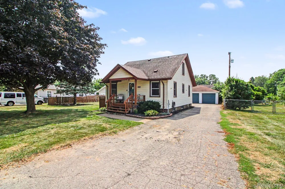 2036 Cecil Drive Troy City, MI 48083