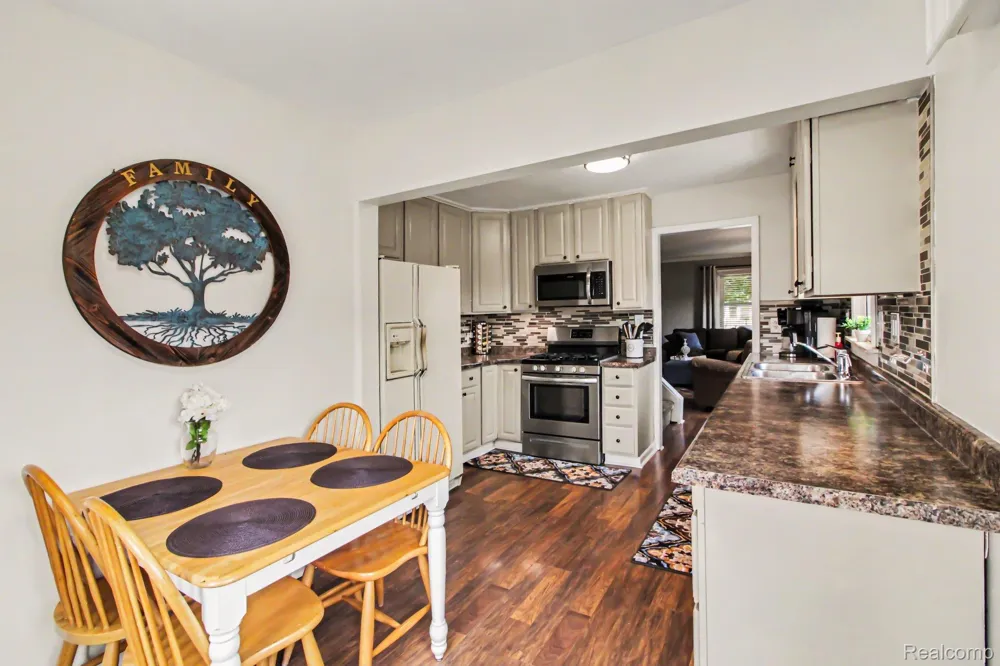 2036 Cecil Drive Troy City, MI 48083