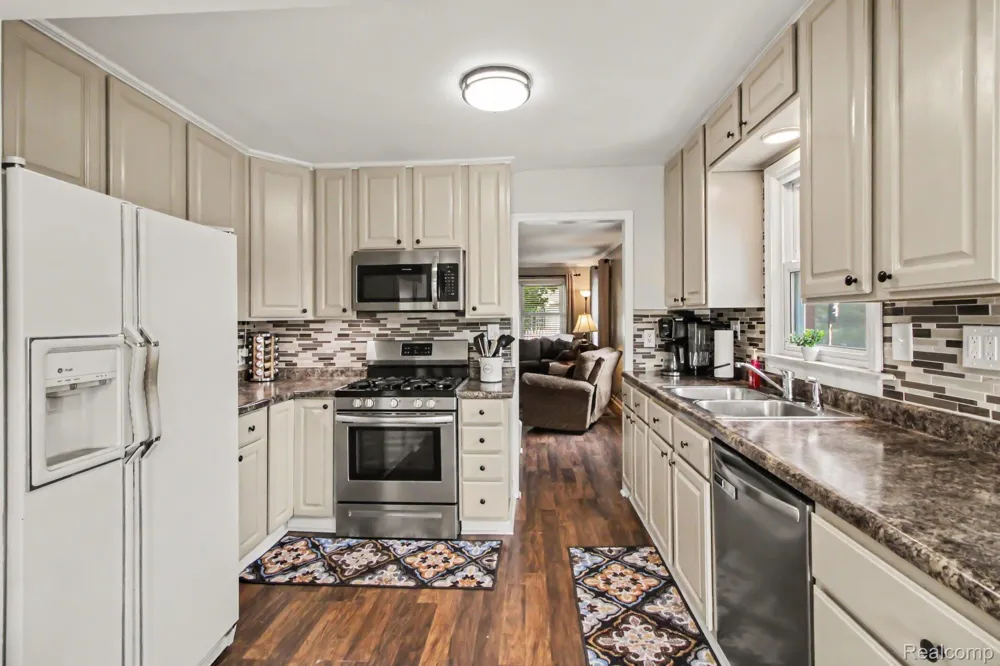2036 Cecil Drive Troy City, MI 48083