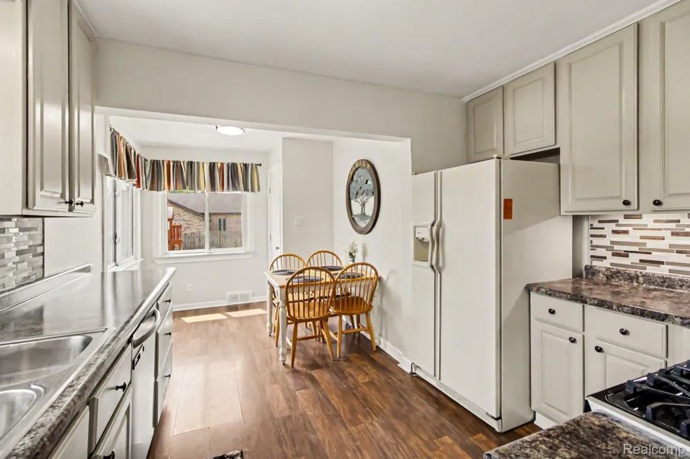 2036 Cecil Drive Troy City, MI 48083