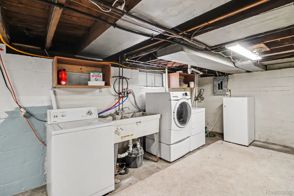 2036 Cecil Drive Troy City, MI 48083